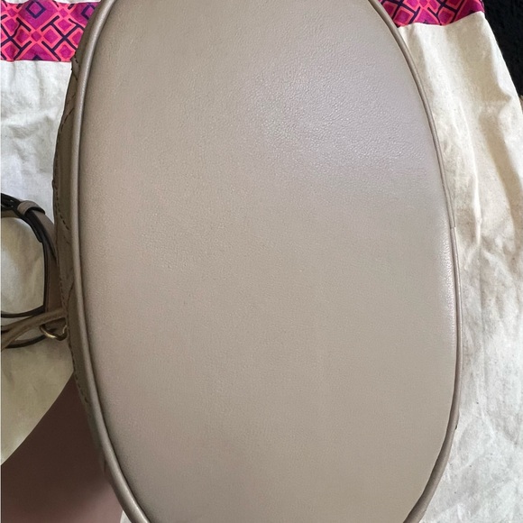 Tory Burch Tan Shoulder Bag with Drawstring Closure and Quilted Texture - Picture 5 of 10